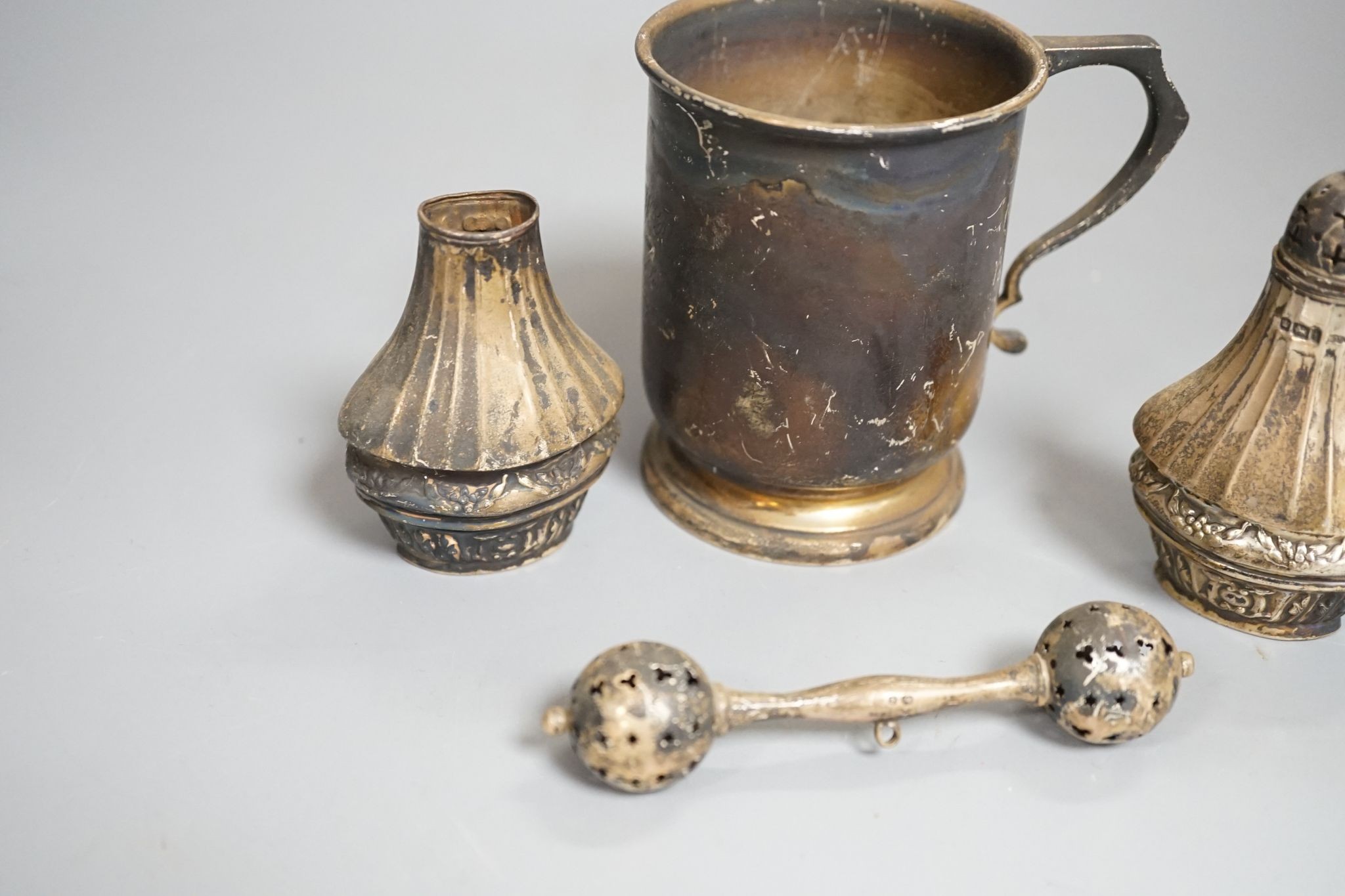 A 1930's silver christening mug, 85mm and three other items including a 9ct and white metal ring shank.